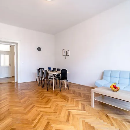 Grand Old Town Apartment