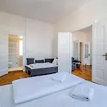 Grand Old Town Apartman *